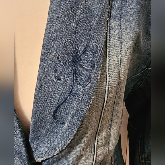 Surf Diva | Vintage-Inspired Fitted Denim Jacket with Snap Buttons - Picture 6 of 9